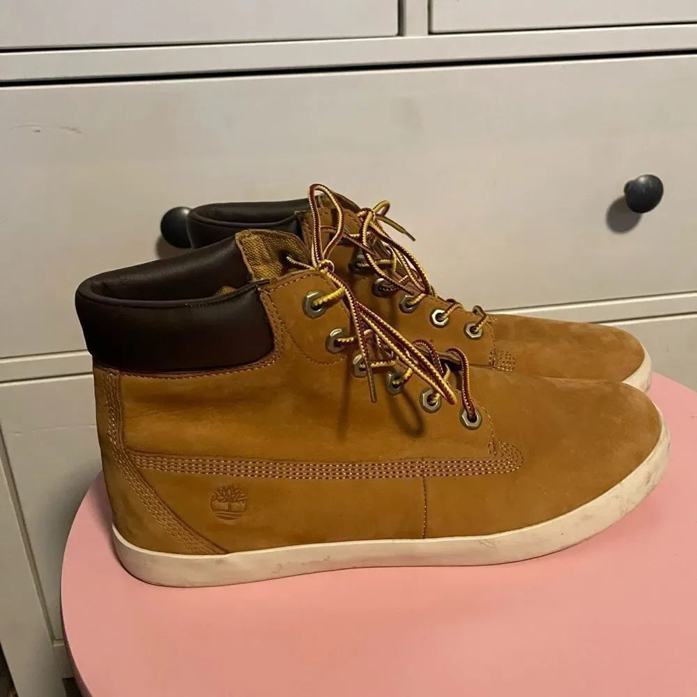 Women’s Timberlands - Picture 4 of 8